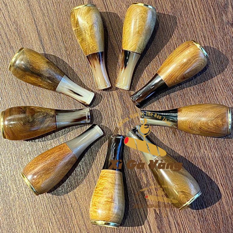 Sản phẩm được làm từ chất liệu gỗ bách xanh, cán sừng